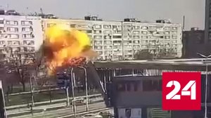 Момент попадания ракеты в жилой дом в Запорожье попал на видео - Россия 24 