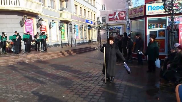 Бабка с клюкой танцует смотреть онлайн