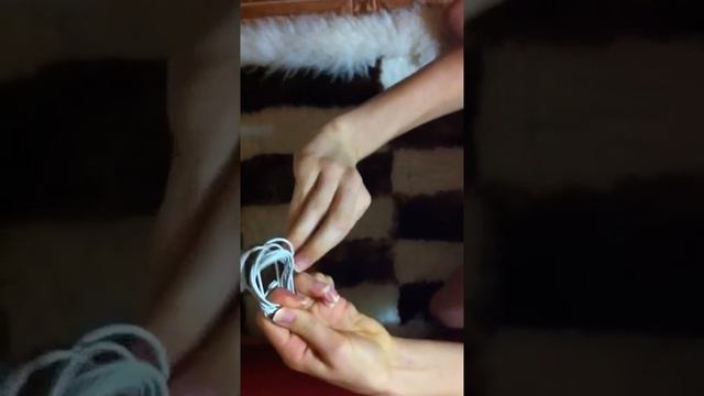 How to tie your earphones. Как завязать наушники. смотреть онлайн