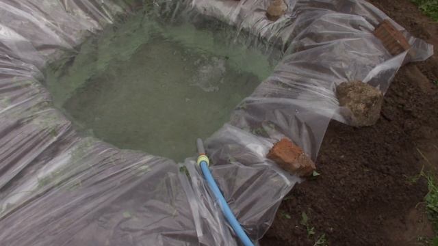 Закрыл плёнкой ямы, набираю воду. Готовлюсь к бурению скважины на воду. смотреть онлайн