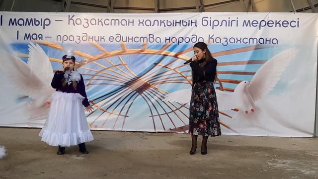 песня "Мереке" на "1 мая" исполняет Барвит Стефания с педагогом из Алгинской школы √4. смотреть онлайн