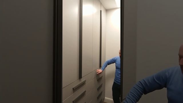 Современная гардеробная с распашными дверьми смотреть онлайн
