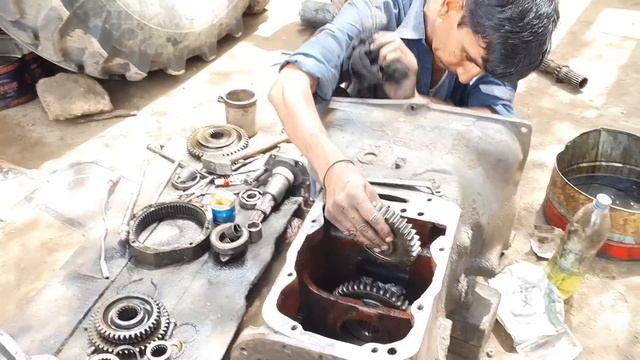 How to Rebuild Transmission of Tractor | Gearbox Repair | Gearbox Fitting Complete Video смотреть онлайн