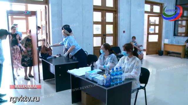 Участие в голосовании принял и премьер Дагестана смотреть онлайн