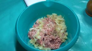 Hackfrikadellen mit Kartoffelpüree, Jägersoße und Weißkrautsalat - Abendessen lecker und einfach