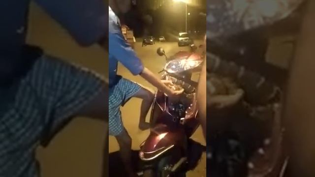 Сколько удавов поместится в мопед? смотреть онлайн