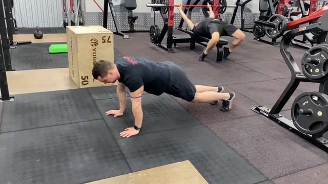 Отжимания с колен (с резинкой на плечах) смотреть онлайн