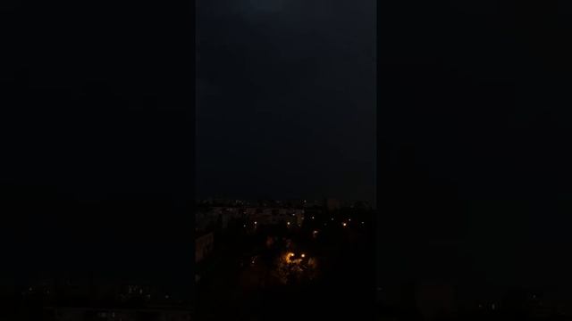 Средняя длина молнии составляет почти десять километров. смотреть онлайн