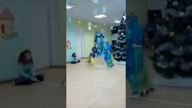"Новогодний цирк" Танец павлинов на канате смотреть онлайн