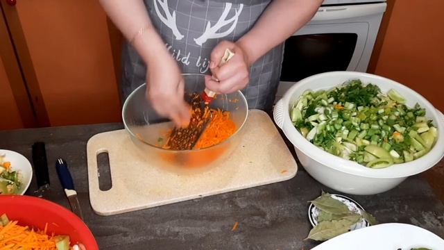 Солёные зелёные помидоры с капустой на зиму. смотреть онлайн