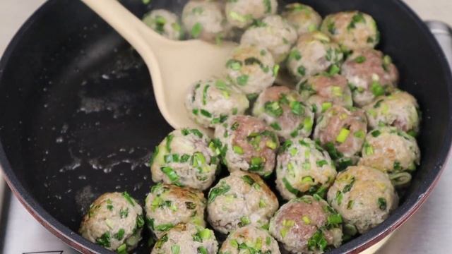 Готовим дома тефтели в томате с зеленым луком. Быстро и вкусно! смотреть онлайн