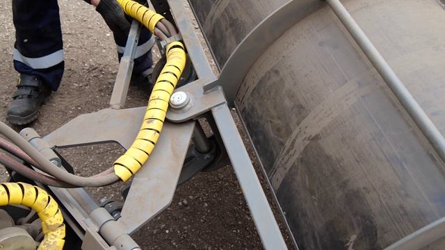 Мини-погрузчик FRONTMEN 320 на стадионе Энергетик смотреть онлайн