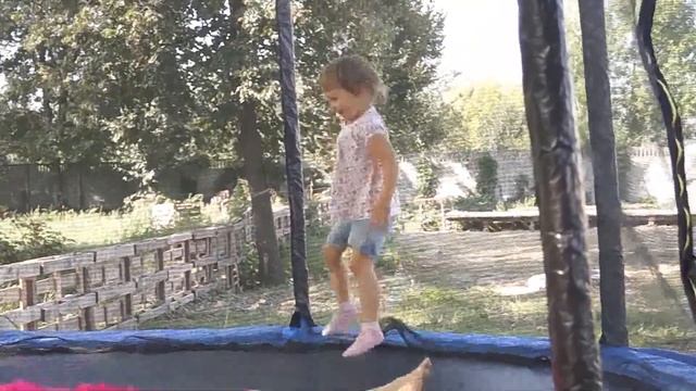 VLOG Прыгаем на батуте Уля и Мама /// Children's trampoline Jumping together with Ulya and mom смотреть онлайн