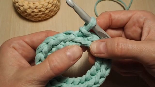 Вяжем браслет из трикотажной пряжи. смотреть онлайн