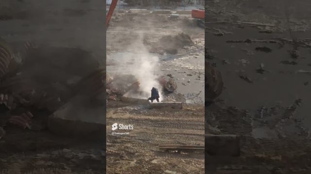 Строитель подготавливает место для распилки бетонной плиты #Shorts #болгарка #распил смотреть онлайн