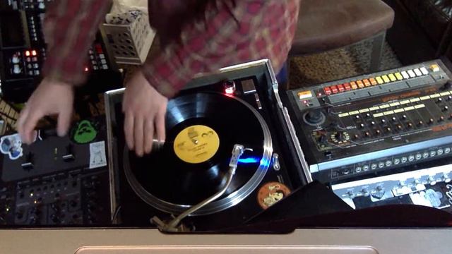 DJ Dremond freestyle session on the Roland 808, AKAI MPC, turntable scratch sampling смотреть онлайн