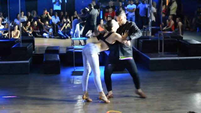 Carlos Espinosa et Maria Angeles at 'One love weekend' смотреть онлайн