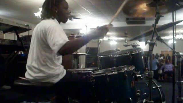 Lil Chris Hatchett playing Welcome Holy Spirit (Evelyn Turrentine-Agee) смотреть онлайн