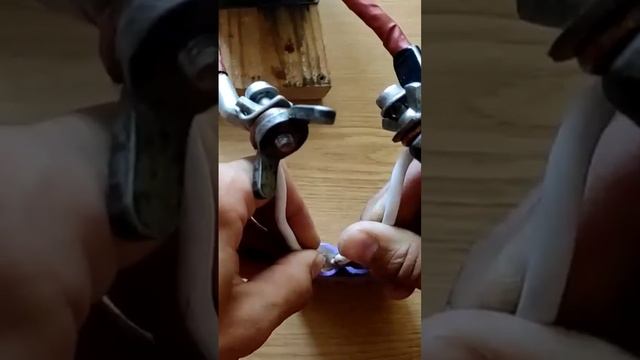 БАХ! Сварка литий-ионных аккумуляторов 18650 точечной контактной сваркой из микроволновки смотреть онлайн