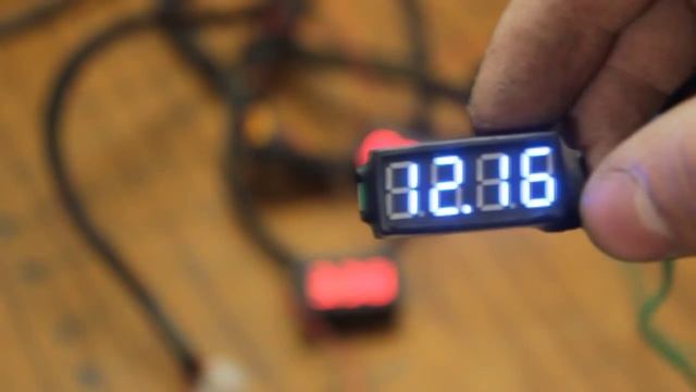 Обзор цифровых вольтметров 3-12-30 вольт для авто и радиотехники(красный и синий) смотреть онлайн