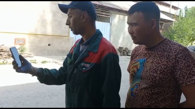 Ученик ремонтирует Мицубиси ,и почему бы не помочь по видео звонку ?! смотреть онлайн