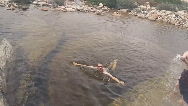 купание в котловане, горы Бектау-ата смотреть онлайн