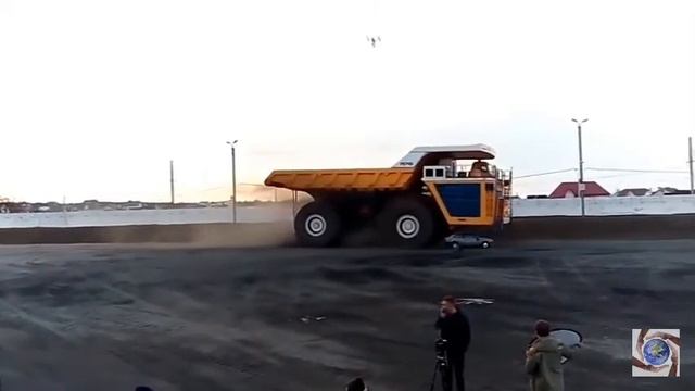 БелАз РАЗДАВИЛ ЛЕГКОВУШКУ!