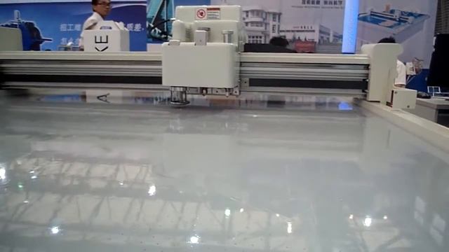 Планшетный режущий плоттер DCZ70-2516 - демонстрация работы режущего плоттера на выставке смотреть онлайн