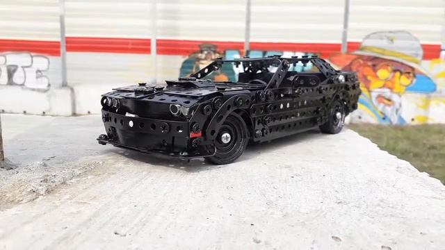 2015 Dodge Challenger из металлического конструктора, резины, проволоки, кожи и картона