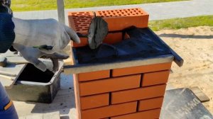 Кладка столбов из кирпича.