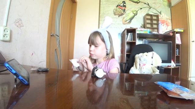 Лепим из мягкого пластилина. Лепим корову. Что сделать из капсулы от киндера? Веронишка - Зайчишка. смотреть онлайн