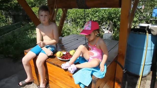 VLOG: Отдыхаем на Даче! | Купаемся в бассейне | Играем в пиратов | Алиса жарит шашлыки смотреть онлайн