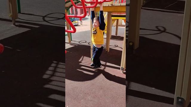 Тренируем вис на руках. ???Стихи. Юмор. Подпишитесь на чубчик.??? Спорт в 8 лет. ??? смотреть онлайн