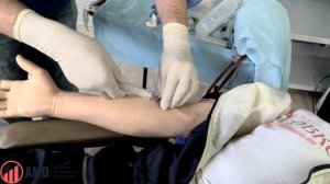 Установка периферического венозного катетера на манекене
