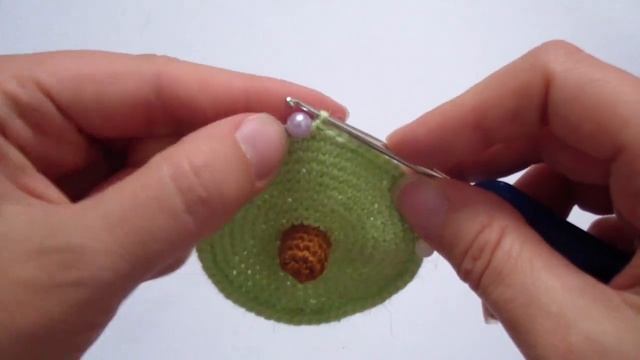 Как ввязать бусины крючком при вязании по кругу смотреть онлайн