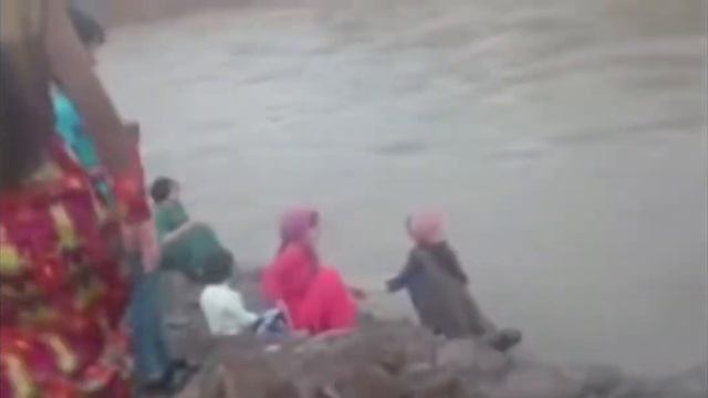 Смотрите, как 2 девушки падают в воду смотреть онлайн