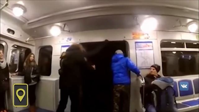 В метро Петербурга курсировал поезд с открытой дверью смотреть онлайн