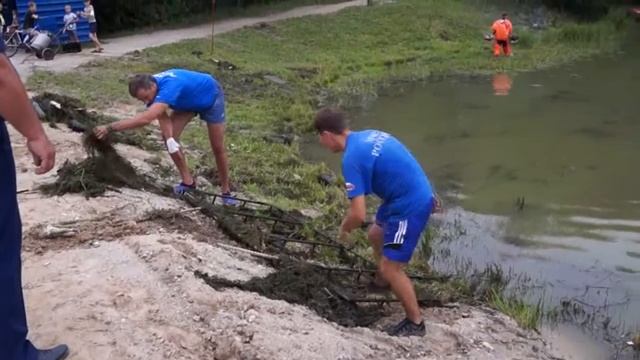 19 08 15 МЧС очистили озеро в с Садовое смотреть онлайн