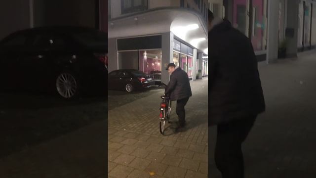 Папа учится кататься на велосипеде #deutschland #німеччина #видео #ролик #шортс #прикол смотреть онлайн