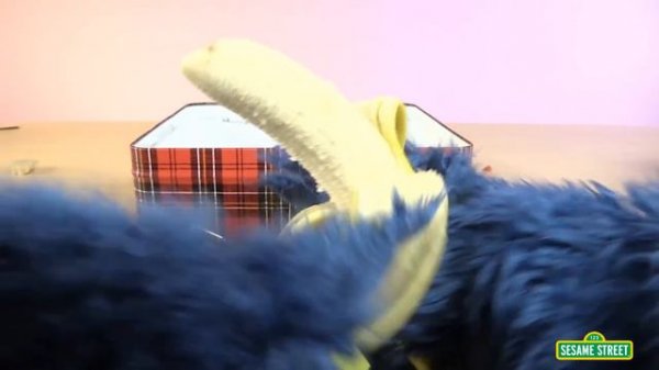 Sesame Street: Cookie Monster Unboxes a Lunchbox