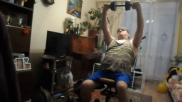 удержание гантели перед собой на уклоне 75 градусов на макс смотреть онлайн