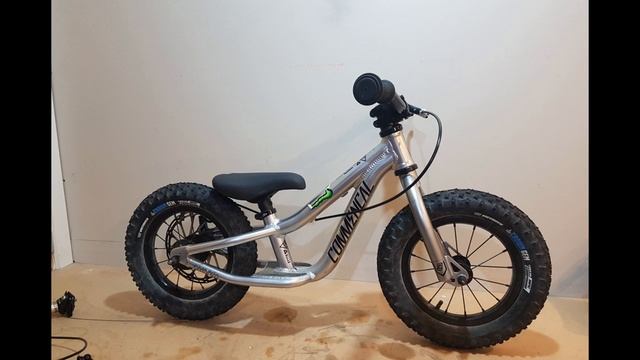 Choosing a balance bike - cruzee Vs Commencal Ramones 12 push.... runbike, strider bike смотреть онлайн