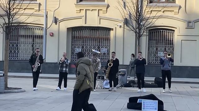 Выступление уличных музыкантов. Москва, Ветошный переулок (где-то рядом), 16 апреля 2023г., 16:38 смотреть онлайн
