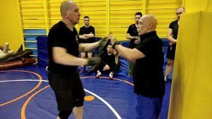 От удара магазином в лицо. Когда за спиной стена ,АСВ руках нож