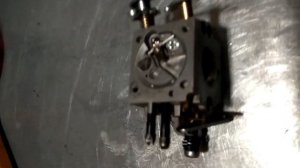 бензопила- стреляет в глушитель и карбюратор,свеча мокрая-устранение причины