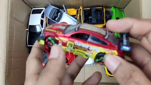 Box Full of Model Cars \Yamaha Ninja h2r, Mercedes sls, Bugatti Centodieci, BMW i8, Lamborghini URU смотреть онлайн