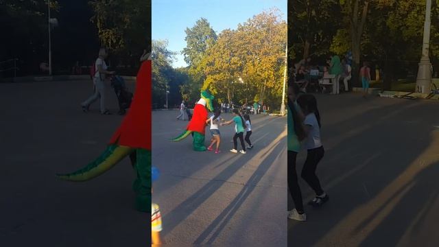 Чебурашка и крокодил Гена, ростовые куклы смотреть онлайн