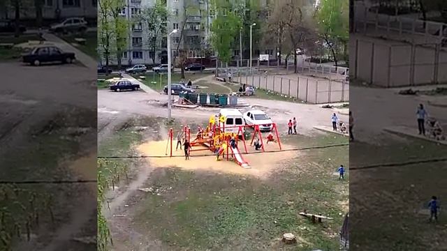 Детская площадка в Липецке соседствует с мусор... смотреть онлайн