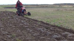 Первое испытание 2-х корпусного плуга  на минитракторе из мотоблока