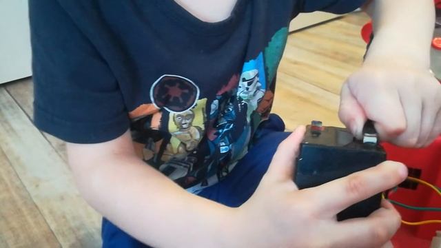 Как поменять аккумулятор на детском электромотоцикле смотреть онлайн